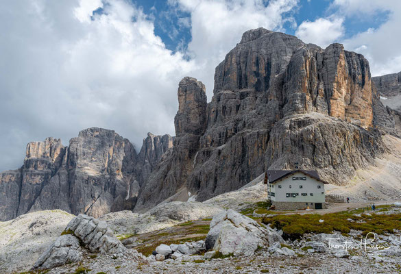 Nach dem Ersten Weltkrieg enteignete der italienische Staat die Hütte und übergab sie der Società degli Alpinisti Tridentini (SAT), der sie jedoch kaum pflegte. 