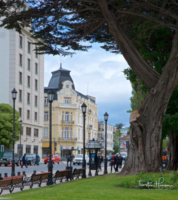 Punta Arenas liegt im äußersten Süden des Landes an der Magellanstraße und auf der Brunswick-Halbinsel. Sie streitet sich mit anderen Städten um die Ehre, südlichste Stadt der Welt zu sein