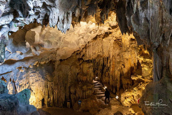 Thien Cung Höhle befindet sich auf der südwestlichen Seite der Bucht, entfernt 4 km von der Werft außerhalb der Halong Stadt.
