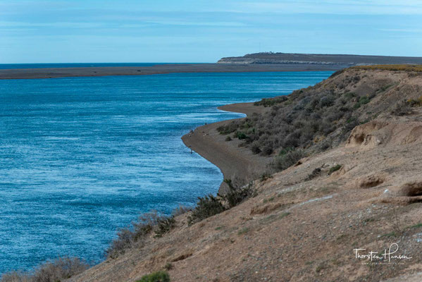 Die etwa 3625 km² große Halbinsel Valdés (spanisch Península Valdés) liegt im Departamento Biedma der argentinischen Provinz Chubut an der Atlantikküste.