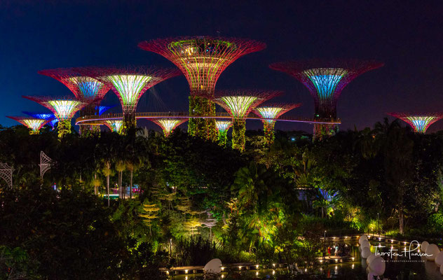 Gardens by the Bay ist ein 101 Hektar großes Parkgelände, das im zentralen Bezirk Singapurs auf künstlich aufgeschüttetem Land angelegt wurde.