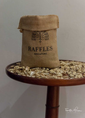 Ebenfalls berühmt sind das Raffles und seine Hotelbar dafür, dass dort auf den Tischen für den Gast kostenlos frische Erdnüsse angeboten werden. Die Schalen darf man dabei einfach auf den Boden werfen.