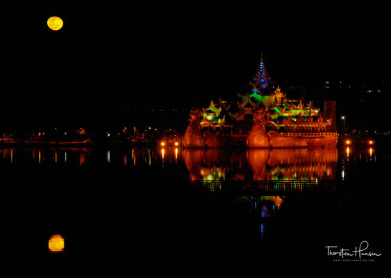 Karaweik Schiff, konkrete Replik der Royal Barge, Kandawgyi See, Yangon (Rangoon)