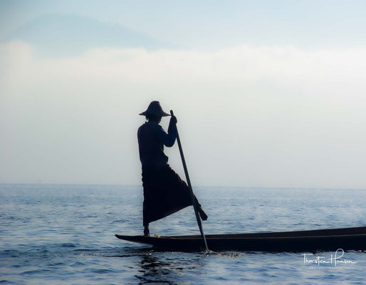 Der Inle-See, ein Süßwassersee im Shan-Staat in Myanmar, ist bekannt durch seine Einbeinruderer und schwimmenden Dörfer und Gärten. Das Leben der Menschen ist völlig auf den See ausgerichtet.
