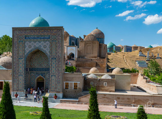 Ab dem 14. Jahrhundert wurden die Adligen der Timuriden hier bestattet. Die gut erhaltenen Bauwerke befinden sich im nordöstlichen Teil der Stadt Samarqand in Usbekistan am Hang des Tells von Afrasiab.