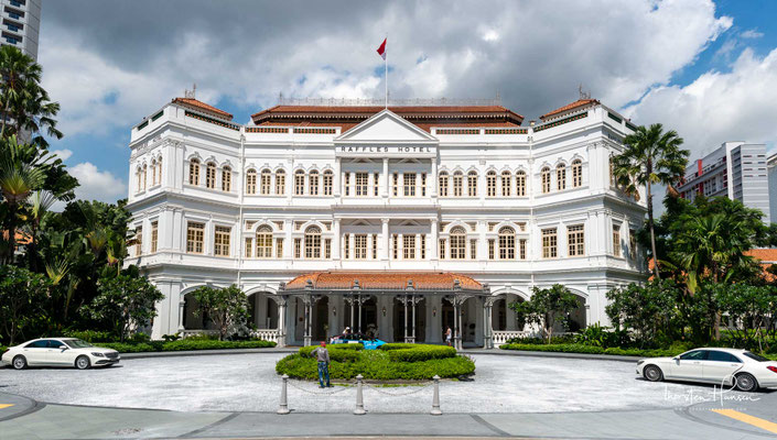 Das Raffles Hotel (chinesisch: 莱佛士酒店) ist ein 1887 im Kolonialstil errichtetes Hotel in Singapur, das nach dem Gründer Singapurs, Sir Thomas Stamford Raffles, benannt ist.