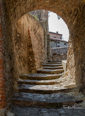 Ein Spaziergang durch das Dorf offenbart alte Gebäuden, aus dem dreizehnten bis siebzehnten Jahrhundert, von denen heute viele von Privatpersonen bewohnt sind.