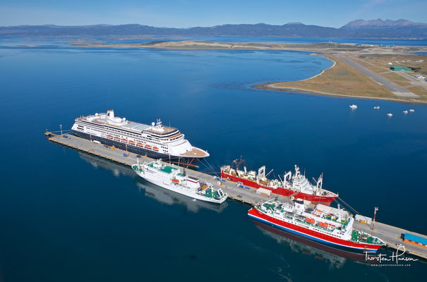 Blick auf die MS Zaandam im Hafen von Ushuaia 