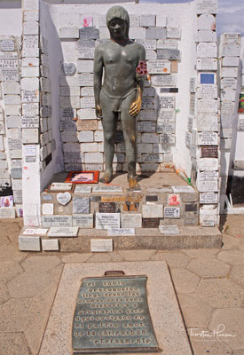 Eine weitere bekannte Legende des Friedhofs ist der „Indio Desconocido“. Alles begann 1930, als ein Indianer namens Diego de Almagro auf der Insel starb. Der Indianer wurde auf dem Friedhof aufgrund einer Spende der Verwaltung desselben Ortes beigesetzt. 