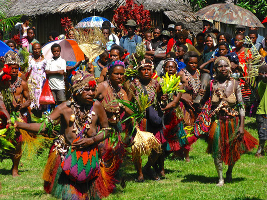 Eröffnungszeremonie des Haus Tambaran im Dorf  Wombun am Sepik