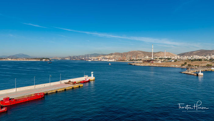 Bis zum 5. Jahrhundert v. Chr. unterhielt Athen eine Handelsflotte von kleinen Schiffen. Diese lagen im Hafen von Faliro einer ungeschützten Bucht. 