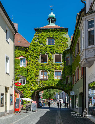Durch das Obere Tor betritt man die Altstadt. Dieses Tor besaß bis 1840 eine halbkreisförmige Vormauer, das Rondell, mit zwei Rundtürmen.