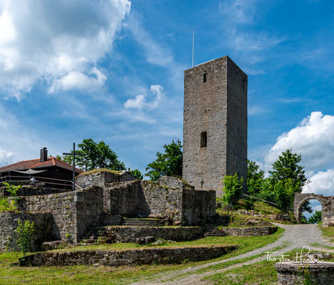 Die mächtige Schwarzenburgruine mit Pulverturm und Schwanbergturm 