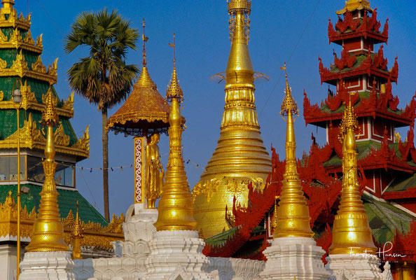 Die beiden Brüder zogen daraufhin nach Burma, wo sie mit Hilfe des Königs Okkalapa auf dem Singuttara-Berg eine zehn Meter hohe Pagode bauten, in der die acht Haare in einer goldenen Schatulle eingemauert werden sollten.