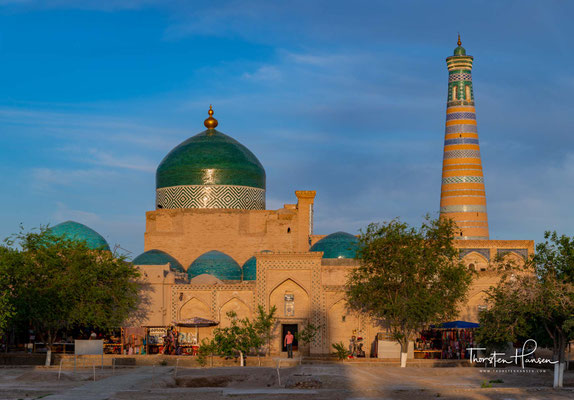 Im 6. Jahrhundert n. Chr. gegründet, wurde Xiva 712 im Laufe der islamischen Expansion von arabischen Streitkräften erobert, was zur Verbreitung des Islam führte.
