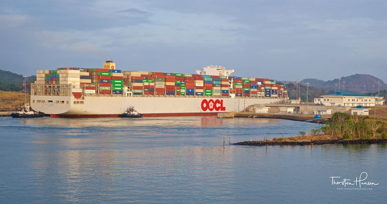 Ein Containerschiff fährt in das Südende des neuen Panamakanals.