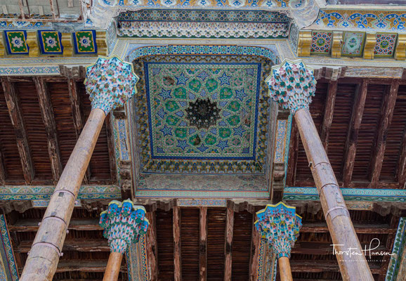 1712 wurde die Moschee an dem Teich errichtet. Vor der Revolution diente sie als Hauptfreitagsmoschee von Buchara. Auch der Emir von Buchara kam oft in die Moschee. Mittlerweile wird das Gebäude wieder als Moschee genutzt