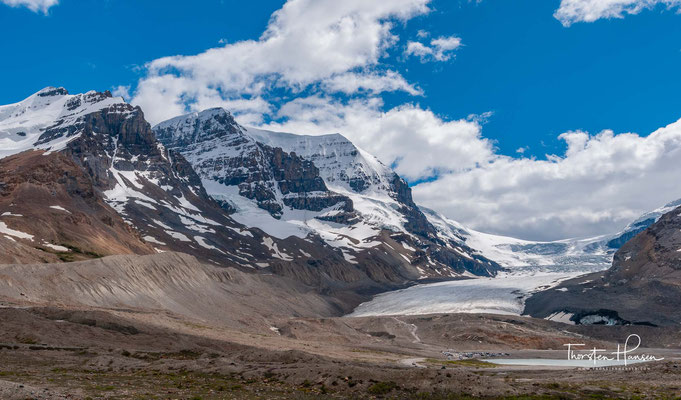 Das Columbia-Eisfeld (englisch Columbia Icefield) ist ein ausgedehntes Eisfeld in den kanadischen Rocky Mountains im Banff- und im Jasper-Nationalpark.  Es ist eine der größten Ansammlungen von Eis südlich des Polarkreises.