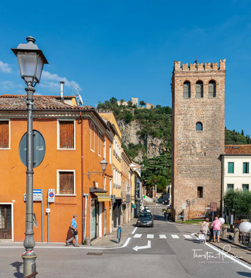 In vielen Gebäuden der Stadt findet man Spuren aus dem Mittelalter. In der Stadtmitte befindet sich die Piazza Mazzini auf dem die Torre Civica aus dem 13. Jahrhundert herausragt