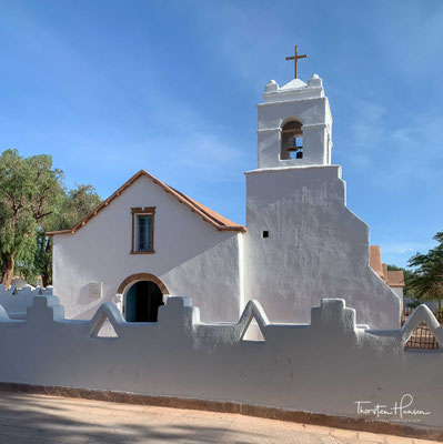 Das Wahrzeichen von San Pedro de Atacama ist die "Peterskirche" (Iglesia de San Pedro), ein Adobebau mit einer Dachkonstruktion aus Kakteenholz. Adobes sind luftgetrocknete Lehmziegel