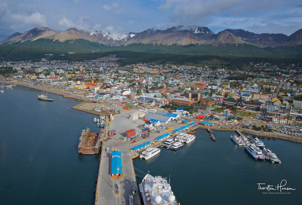 Da fast alle Waren über weite Strecken in die Stadt gebracht werden müssen, gilt Ushuaia auch als eine der teuersten Städte Argentiniens und ganz Südamerikas.