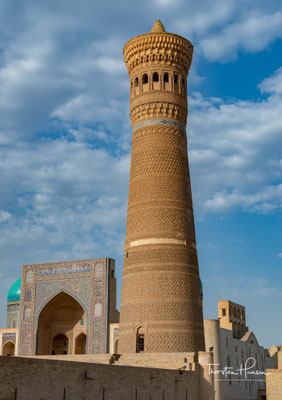 und umfasst vier Bauwerke: das Kalon-Minarett (Lage), die Kalon-Moschee (Lage), die Mir-Arab-Madrasa (Lage) und die Emir-Alim-Khan-Madrasa (Lage).