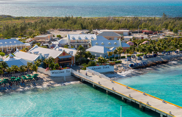 Der Pieranlage gegenüber liegt das gut gestaltete Cruise Center.