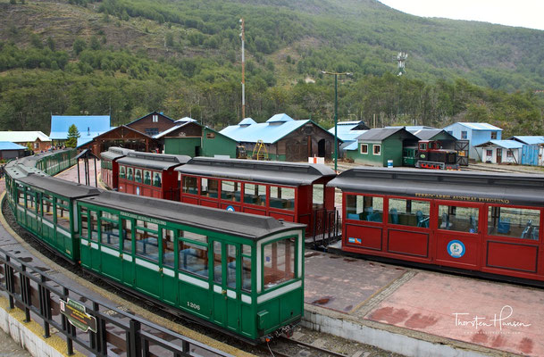 Die Eisenbahn fährt vom Bahnhof “Fin del Mundo” los,....