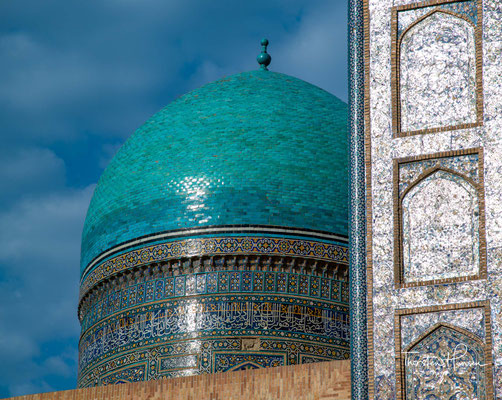 Die erst Anfang des 20. Jahrhunderts ebenfalls an der Südseite des Platzes erbaute Alim-Khan-Madrasa passt sich harmonisch in das Ensemble ein.