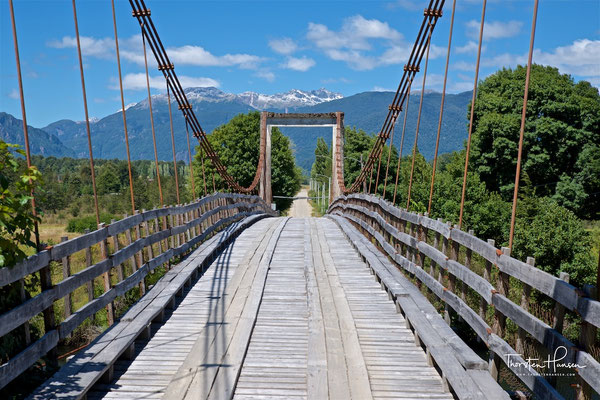 Brücke über dem Rio Simpson
