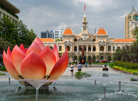 Das Rathaus von Ho Chih Minh City wurde Anfang des 20. Jahrhunderts von den Franzosen errichtet. Das reich verzierte Gebäude erinnert in seiner Architektur an europäische Schlösser. Es fungiert heute als Sitz des People’s Committees im ehemaligen Saigon