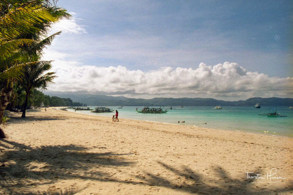Von Zeit zu Zeit besuchen die Passagiere von Kreuzfahrtschiffen den White Beach.