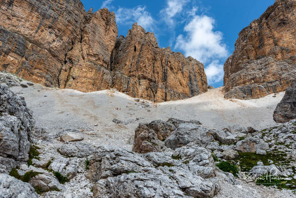 Von dem 2950m hohen Sass Pordoi geht es bergab ins Tal