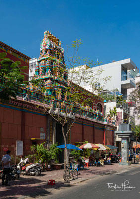 In der Truong Dinh steht der Hindu-Tempel Sri Mariamman. Die Mauern des Gebäudes werden von Händlern belagert, die dort Öl, Räucherstäbchen und Jasminblüten anbieten. Das Dach wird von einem gopuram mit aus Stein gehauenen Götterfiguren geziert