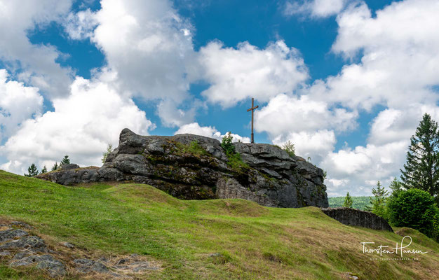 Ein schönes  Wanderziel am "Goldsteig" ist der Burgstall Wildstein. Teile der spätmittelalterliche Burganlage wurden durch archäologische Grabungen freigelegt. 