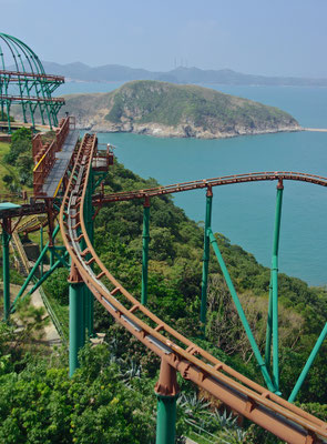 Seit seiner Eröffnung im Jahr 1977 zählt der Ocean Park Hong Kong mit seinen Tiergehegen, Ozeanarien, Fahrgeschäften und Shows zu einer der beliebtesten Attraktionen für Groß und Klein.