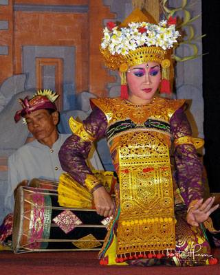 Balinesischer Tanz hat sich durch den Tourismus jedoch verändert und ist von der eigentlichen Form abgewichen. 