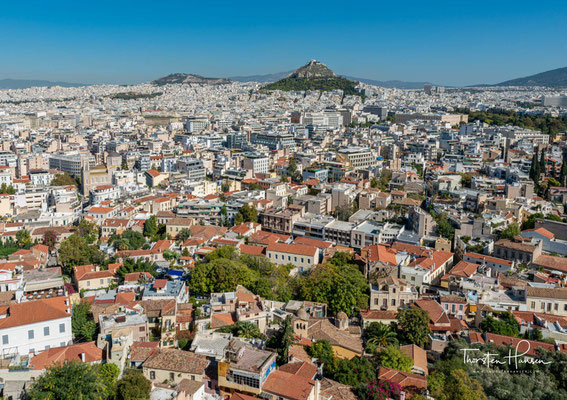 Die Plaka (griechisch Πλάκα Pláka) ist einer der ältesten Stadtteile Athens am Fuß der Akropolis. Sie liegt zwischen den Metrostationen Akropolis und Monastiraki und grenzt an Psirri und die heutige Innenstadt.