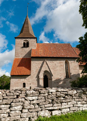 Die Kirche von Bro war eine Votivkirche, besonders für Seeleute, und soll über einer alten Opferquelle erbaut worden sein. In dem heutigen Bau vermengen sich romanische und gotische Elemente. 