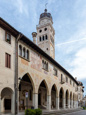 Die Scuola dei Battuti, dahinter der Turm des Domes. Die Scuola dei Battuti ist zwischen die Palazzi der Contrada eingefügt.