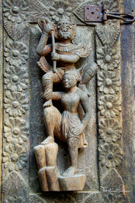 Das Shwenandaw-Kloster (birmanisch ရွှေနန်းတော်ကျောင်း; sprich: ʃwènándɔ̀ tʃáun; übersetzt: „Gold-Palast-Kloster“) ist ein buddhistisches Kloster in Mandalay in Myanmar.