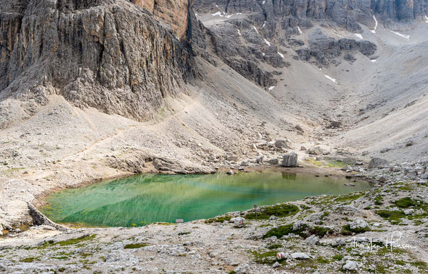 Der See neben der Hütte ist der Wasserspeicher für die beiden Wasserfälle, in deren unmittelbare Nähe man bei Begehung des Pisciadù-Klettersteigs kommt.