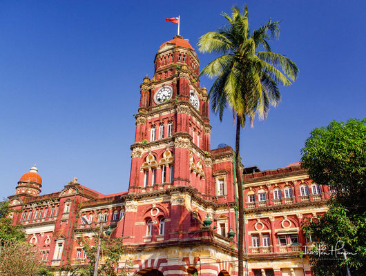 Ehemaliger kolonialer aus rotem Backstein erbaute High Court mit dem Uhrturm, Yangon, Myanmar.