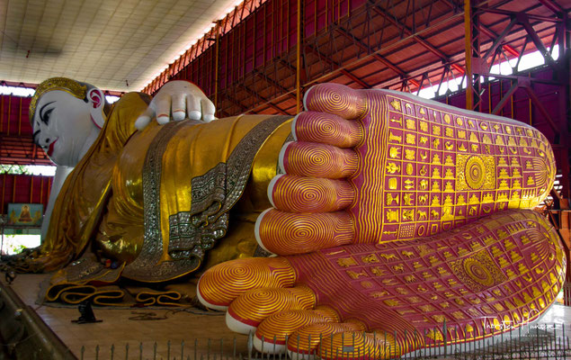 Der Chaukhtatgyi-Tempel ist eine buddhistische Tempelanlage in Yangon in Myanmar.Die Anlage beherbergt einen der größten liegenden Buddhas Myanmars. Die Längenangaben schwanken zwischen 66 m (englische Wikipedia) und 72 m