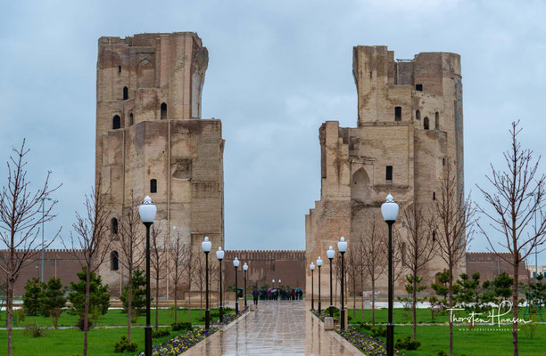 Im 16. Jahrhundert wurde die stadt Shahrisabz und mit ihr auch das Schloss Oq Saroy von Abdullah II., dem Emir von Buxoro zerstört. 