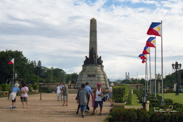 Kilometer Zero-Obelisk auf dem die Entfernungen zu den wichtigsten philippinischen Städte notiert sind im Rizal Park in Manila 