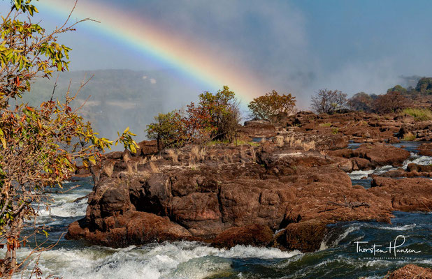 Auf einer Breite von fast zwei Kilometern stürzt der gewaltige Sambesi River 108 Meter in die Tiefe. 