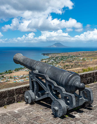 Geschütz und Blick auf Sint Eustatius