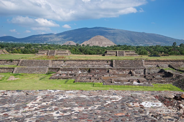 Die Sonnenpyramide und die „Straße der Toten“ in Teotihuacán von der Mondpyramide aus gesehen