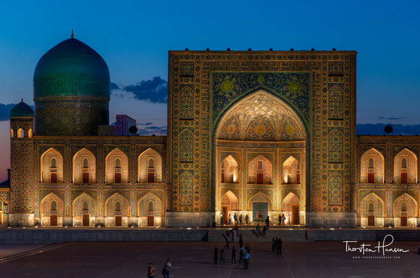 Die drei Medresen sind an der Westseite die Ulugʻbek-Madrasa (1417–1420), ihr gegenüber an der Ostseite nach dem Kosch-Prinzip die Sher-Dor-Madrasa (1619–1636) und an der Nordseite des Platzes die Tilya-Kori-Madrasa (1646–1660).